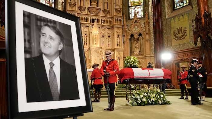 À Montréal , the public bids farewell to Brian Mulroney