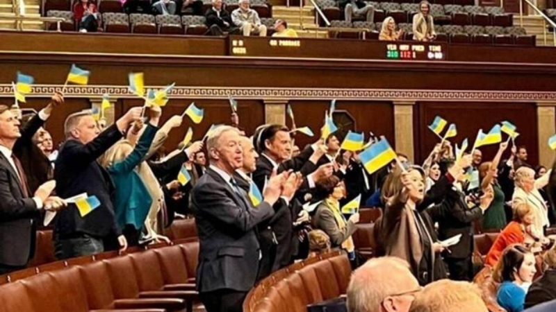 The US Congress voted for aid to Ukraine and raised blue-yellow flags
