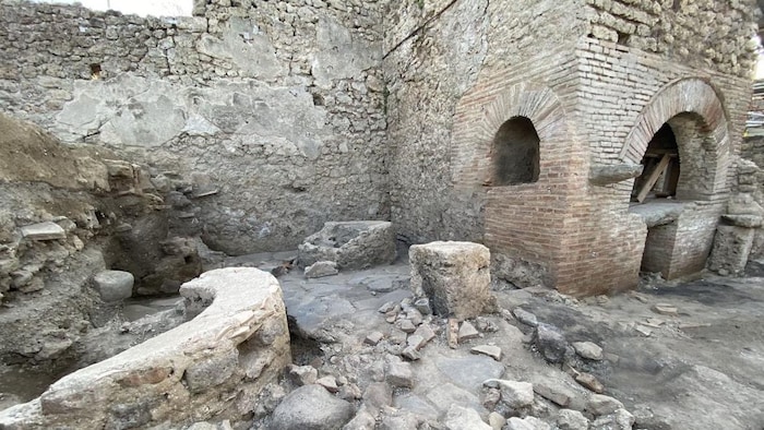 A «bakery-prison» updated in Pompeii