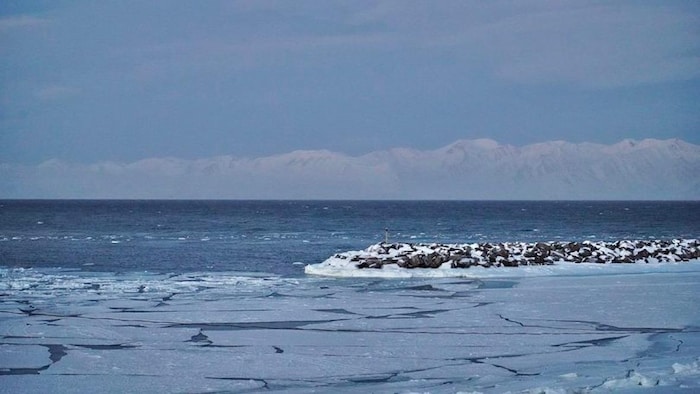 À Pond Inlet, in Nunavut, the sea ice is still awaited in December