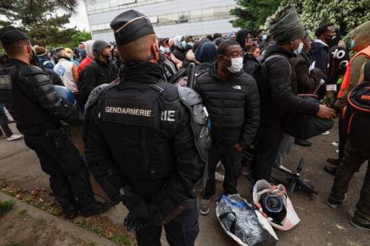 At the outskirts of Paris, gendarmes dispersed the largest squat of migrants (photo)