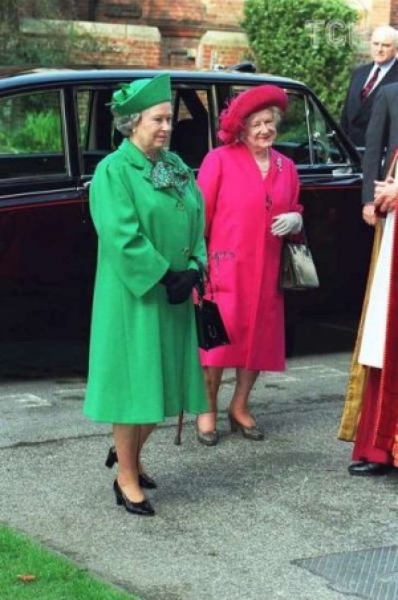 Queen Elizabeth II wore shoes for fifty years one brand: what is the reason