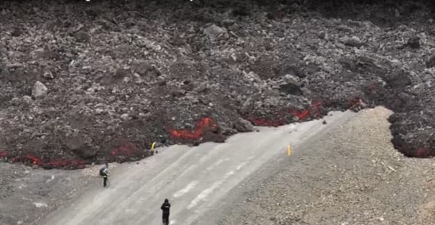  In Iceland, the volcano “behind the road” (video) 