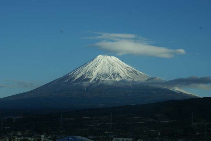 Vlada of Japan protects Mount Fuji from tourists (video)