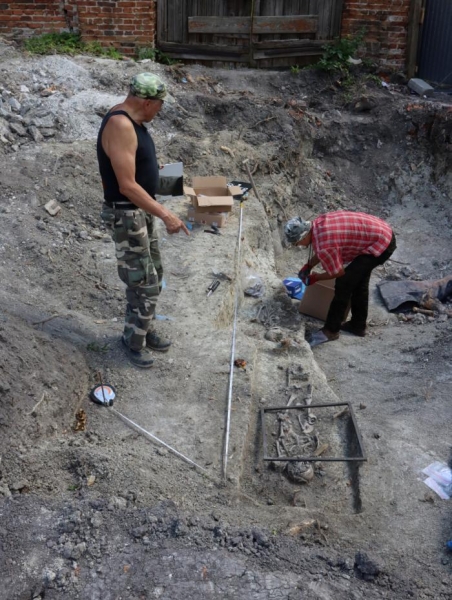 Vampire children: workers accidentally discover this supernatural tomb