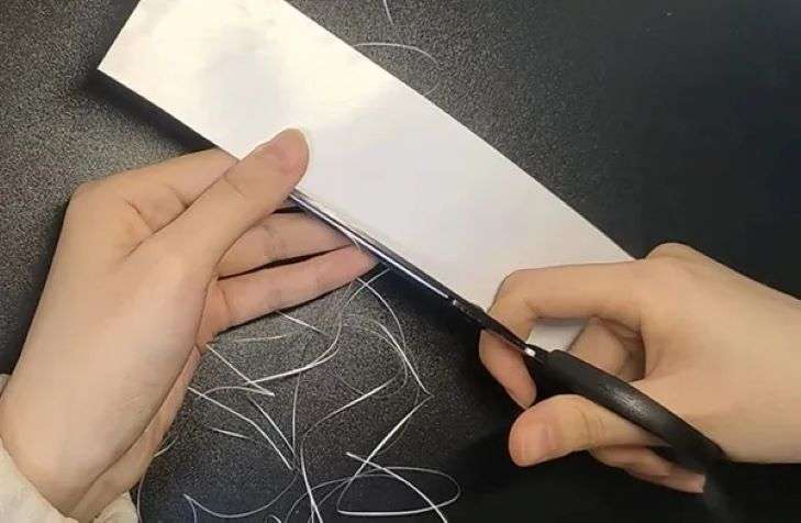 In China the whole man cut his paper into paper (photo)