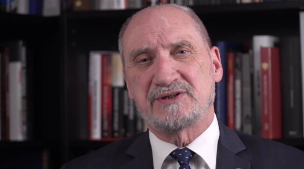 Antoni Macierewicz was detained by the police. This is how the politician explained it