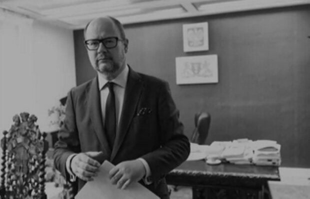 He took the life of Paweł Adamowicz. This is how he behaves in prison