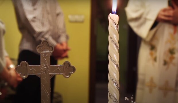 Single mother received a priest after Christmas caroling. This is how the priest treated her and her child