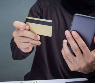 A resident of the Ternopil region became a victim of scammers while trying to make money on the Internet.