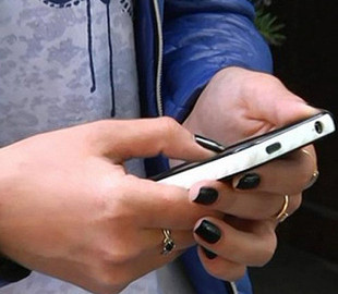 A schoolgirl stole a mobile phone in Odesa